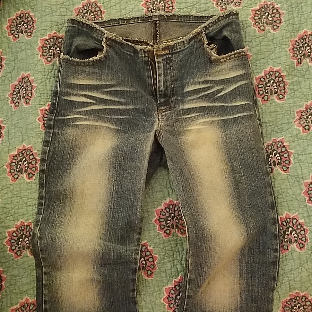 Jeans with cutoff design waistband